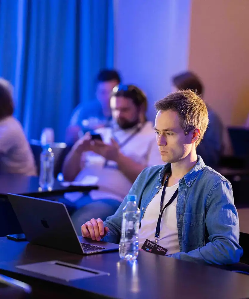 Młody mężczyzna uczy się na komputerze.