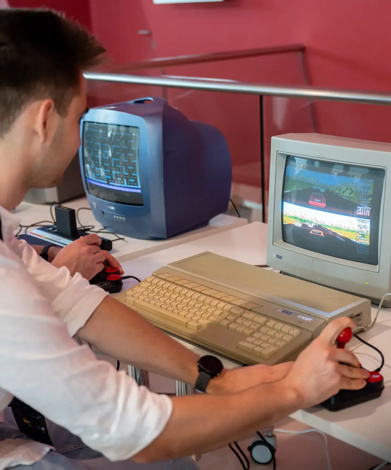 Młody mężczyzna gra w retro gry, na starym teleskopowym telewizorze.